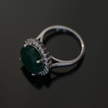 RING in 18k white gold (750°/°°) centered...