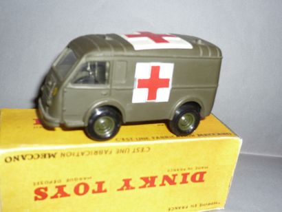 DINKY TOYS n°807 Renault carrier ambulance...