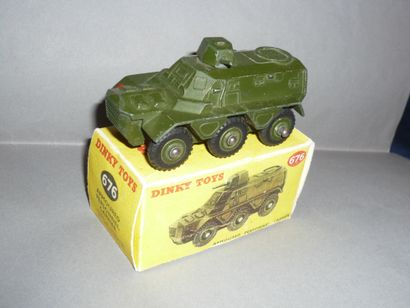 DINKY TOYS GB n°676 Armoured personnel carrier...