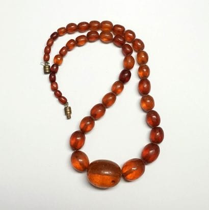 NECKLACE made of honey-colored Baltic amber...