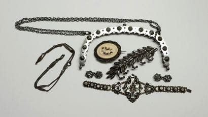 LOT in faceted STEEL, XIXth, including :
BAG...