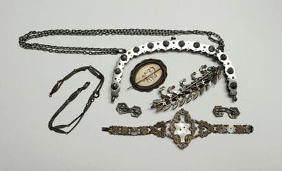 LOT in faceted STEEL, XIXth, including :
BAG...
