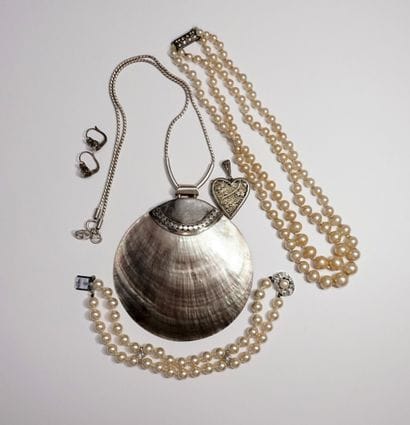 LOT of silver JEWELRY including :
1 mother-of-pearl...
