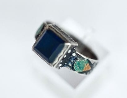 Silver ring set with a square blue glass,...