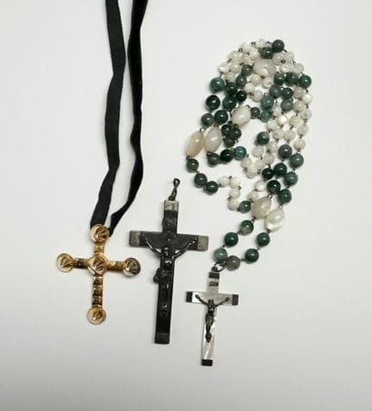 RELIGION - Lot including :
NECKLACE in black...