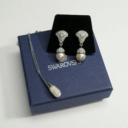 SWAROVSKI - Metal set in a case including...