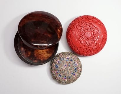 LOT including :
Round box in red composite...