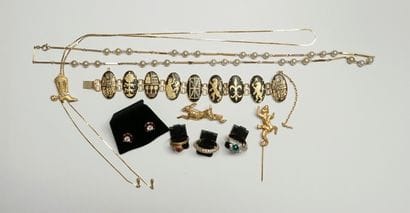 LOT of GOLDEN METAL JEWELRY including :
1...
