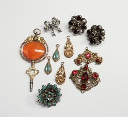 LOT of antique JEWELRY including :
Carnelian...