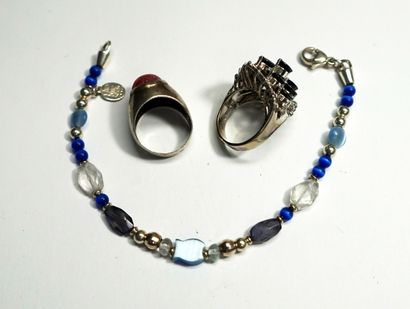 SET of jewelry including : 
1 Clio blue bracelet...