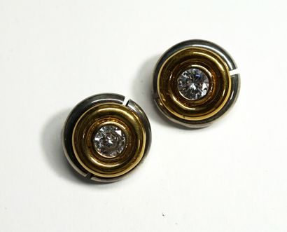 PAIR OF EAR CLIPS in silver and gilded silver,...