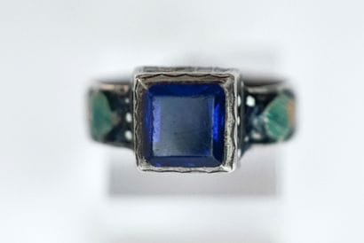 Silver ring set with a square blue glass,...