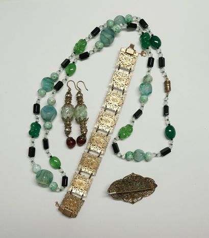 LOT of VINTAGE JEWELRY in shades of green...