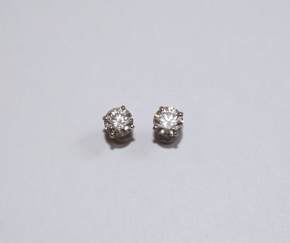 PAIR OF EARRINGS in 18K white gold (750/°°)...