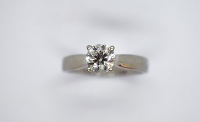 Ring in platinum 950/°° decorated with a...
