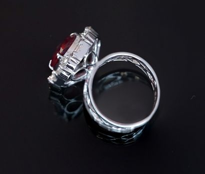 RING in 18k white gold (750°/°°) centered...