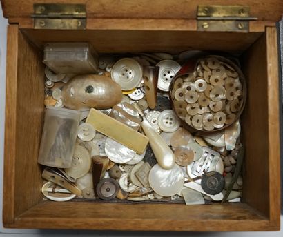 NACRE - In a wooden jewelry box carved with...