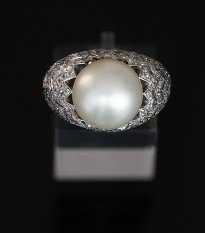 Dome ring in 18k (750/°°) white gold centered...