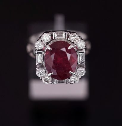 RING in 18k white gold (750°/°°) centered...