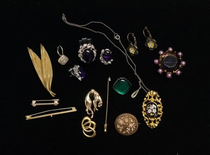 FANTAISIE - LOT of costume jewelry including...