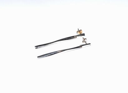 PAIR OF EARLINGS in 18K (750/°°) white gold...