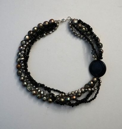 NECKLACE composed of 4 rows of gray freshwater...