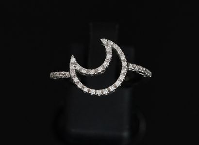 RING in 18k (750/°°) white gold centered...