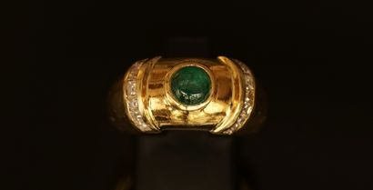 18k (750/°°) yellow gold ring centered on...