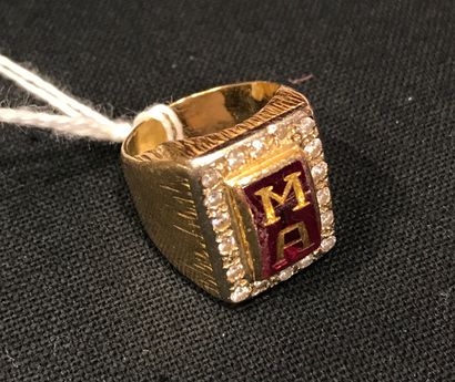 18k (750°) yellow gold signet ring, centered...