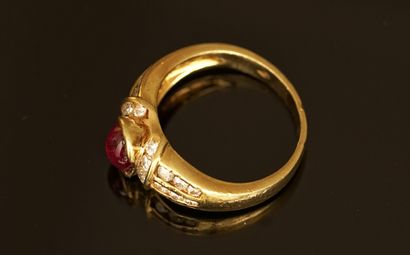 RING in 18K yellow gold (750/°°) centered...