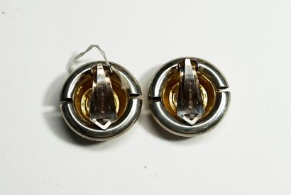 PAIR OF EAR CLIPS in silver and gilded silver,...