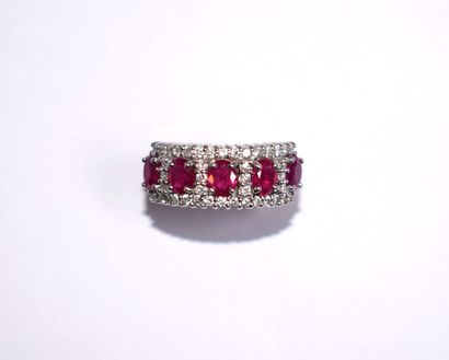 RING in 18K (750/°°) yellow gold set with...