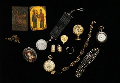 LOT in silver or gold metal including : 
-...