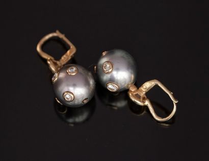 PAIR OF EARRINGS in 18K (750/°°) yellow gold,...
