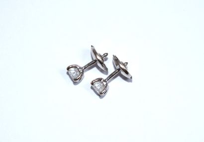 PAIR OF EARRINGS in 18K (750/°°) white gold,...