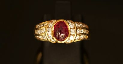 RING in 18K yellow gold (750/°°) centered...