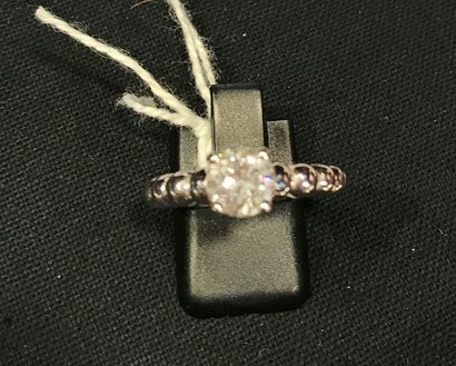Solitaire ring in 18K (750/°°) gold centered...