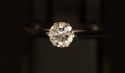 SOLITARY RING in 18k (750/°°) white gold...