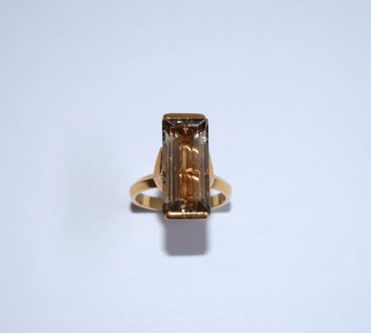 RING in 18K (750/°°) yellow gold, set with...