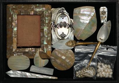 NACRE - In a wooden jewelry box carved with...