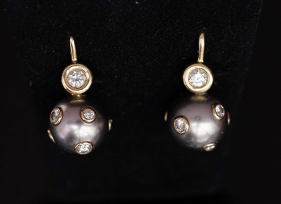 PAIR OF EARRINGS in 18K (750/°°) yellow gold,...