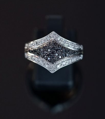 Silver ring 925/°° forming a rhombus set...