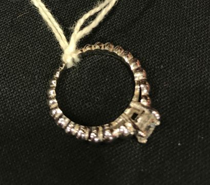 Solitaire ring in 18K (750/°°) gold centered...