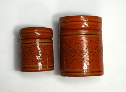 2 small boxes in lacquer and orange horsehair....