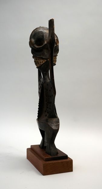 Statuette Janus « tête de mort », les bras...