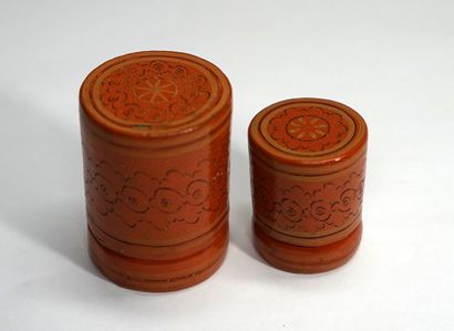 2 small boxes in lacquer and orange horsehair....