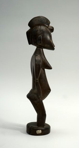 Statuette féminine debout, bois à patine...