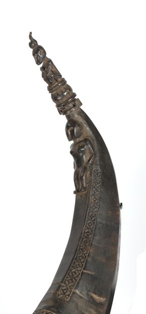 Corne finement sculptée d'un personnage féminin...