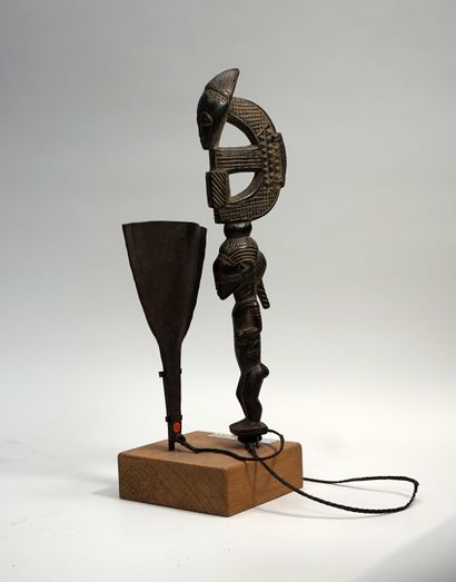 Marteau à musique sculpté d’un personnage...