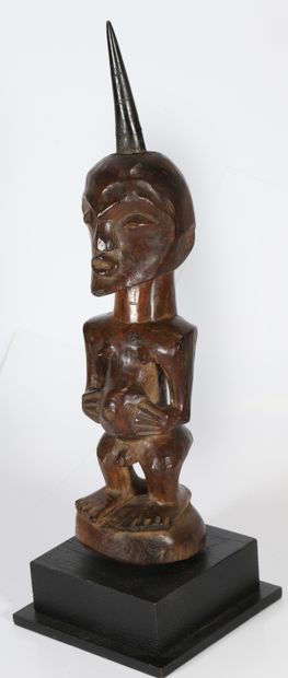 Petit fétiche présentant une figure anthropomorphe...
